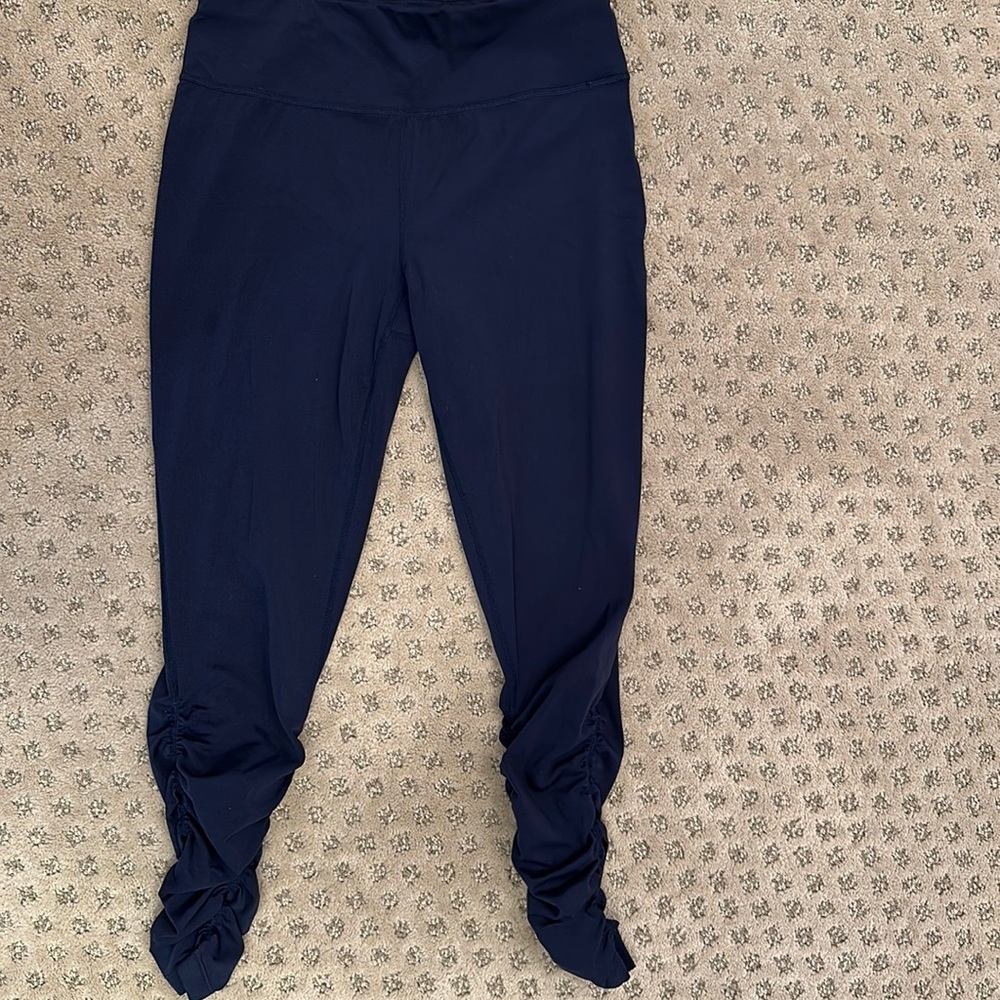 Sweaty Betty 7/8 ruched hem all day legging size small - navy color